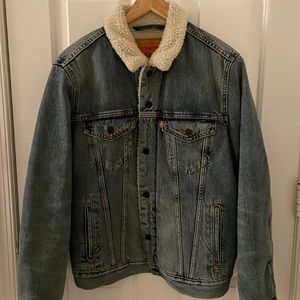LEVI’s classic trucker denim jacket~ sherpa lined